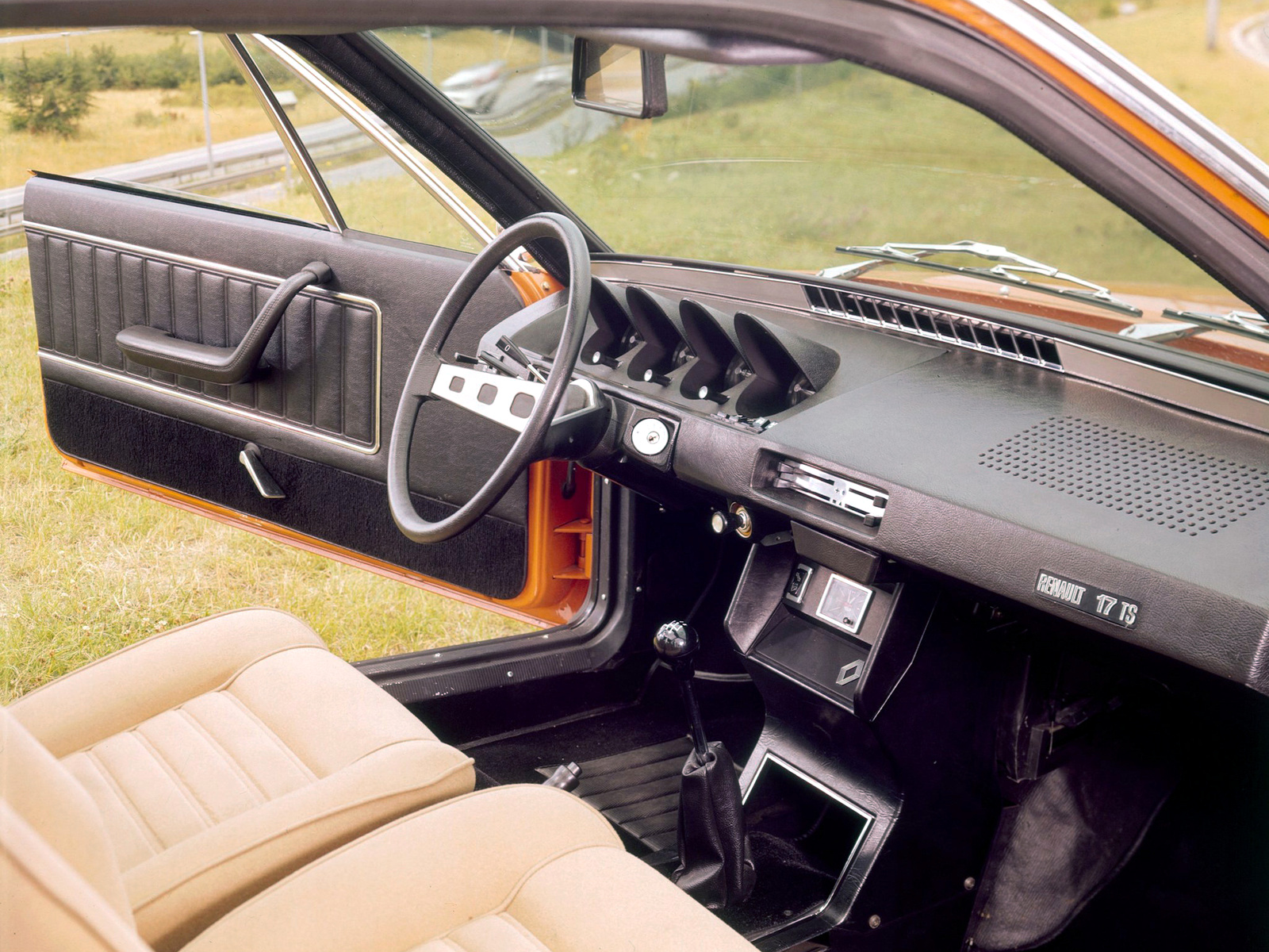 Renault-17-Int%C3%A9rieur-Avant.jpg